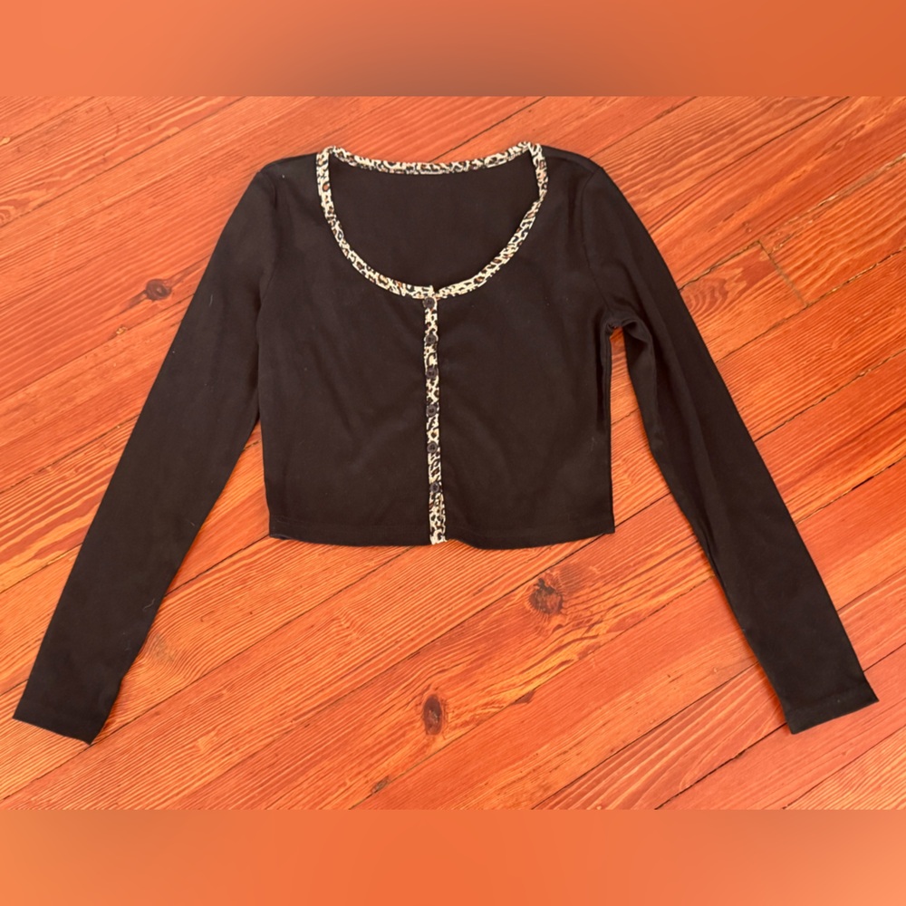 #36 Women’s EUC SHEIN Black Crop Top button down with Leopard Accents sz medium